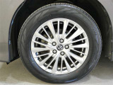 タイヤサイズは225/60R17です。アルミはハイパークロームメタリック塗装になります。