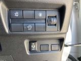 アイドリングストップ。停車時にブレーキを踏むだけでエンジンがストップ。さらに、発進時にはブレーキから足を離すだけでエンジンを始動します燃費を向上させます。ON/OFFスイッチにより切り替える事も可能です。