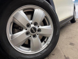 ●純正15インチアルミホイール:輸入車ならではの卓越した走りを支えるホイールと足回りです!日本車の走りに慣れている方にもぜひ体感して頂きたいほど、高いレベルでまとまっています!