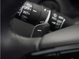◆減速セレクター◆ステアリングホイールの左右に取り付けられた2つのパドルスイッチで減速の強さを調整。 左側の「-」を操作すると減速を強く、右側の「+」を操作すると減速を弱くすることができます。