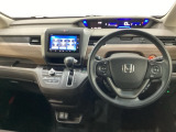 車内は光触媒抗菌消臭施工済です。スタイリッシュなデザインで暖かみのあるインパネ周りを演出します。グローブボックスやカップホルダーのほかにトレーなどたくさんの収納スペースが装備されています。