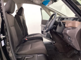 女性でも運転がしやすいように、シートの高さ調整機能(シートリフター)がついています。広い足元にゆったり座れるシートには肘掛も装備しており長距離の運転でも疲れにくいシートです。