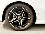 納車前整備はメーカー規定に基づき併設工場で入念に行います。メルセデス・ベンツ指定のツールと技術を用い、メーカーの研修を受けたメカニックがお客様のお車を整備いたします。