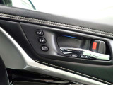 シートポジションメモリー機能付。自動で運転席を動かし、お好みのドライビングポジションに調整します。ドライビングポジションは、2パターンまで登録できます。