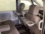 運転席・助手席の背もたれには、2列目シート用にカップホルダー付きの「格納式のシートバックテーブル」を装備しています。休憩時のちょっとした時間などカップを置いたり、小物置きに使えて便利です。