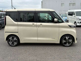 左右オートスライドドアです。ハンズフリー機能付きで、車体下につま先を出し入れするだけで開閉できます。両手が荷物でふさがっていても大丈夫です。