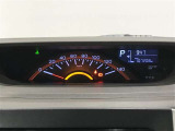 シンプルで見やすいメーターまわり。視認性が高く、運転中も情報がひと目で確認できます。