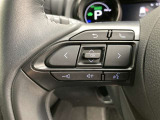 運転中、オーディオの操作をしてて、ハッとしたことはありませんか?ステアリングスイッチは、運転中でもハンドルでオーディオの操作が可能です。安全なドライブをサポートします。