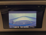【バックカメラ】運転が苦手な方も車庫入れラクラクです!ギアをリバースに入れれば自動的に切り換わりますので、面倒な操作は不要です♪狭い駐車場もお車を傷つけず安心ですね!