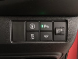 ハンドルの右側にはヘッドライトレベライザーとHondaセンシング用のメインスイッチがついています。ヘッドライトレベライザーは道路状況や積荷の加重に応じてライトの高さを調節できます。