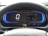 【メーターパネル】素早く車の情報が読み取れる、視認性に優れたシンプルなデザインのメーターパネルです。