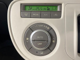 【オートエアコン】一度お好みの温度に設定すれば、車内の温度を検知し風量や温度を自動で調整。暑い&hellip;寒い&hellip;と何度もスイッチ操作をする必要はありません。快適な車内空間には必須の機能ですね♪