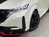 【LEDヘッドライト】悪天候や夜間走行時も良好な視界を確保し安心して運転できる高輝度LEDヘッドライトを装備!点灯速度が早く、消費電力も抑えられています。