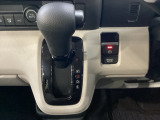 CVT車のセレクトレバーです。低速から高速まで、変速ショックのないスムーズな走りと、エンジン効率のよい領域を維持して燃費にも貢献します。サイドブレーキはスイッチ操作の電子制御パーキングブレーキです。