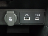 ●USBチャージャー 右側のType-Cは充電専用となります。
