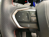 運転中、オーディオの操作をしてて、ハッとしたことはありませんか?ステアリングスイッチは、運転中でもハンドルでオーディオの操作が可能です。安全なドライブをサポートします。
