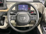 インテリアに合わせたデザインのステアリングは、運転される方のことも考え、運転しやすい形状、大きさです。是非一度、実際に触ってお確かめください。
