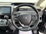 ドライバーの操作性に配慮したステアリング。快適な運転をサポートします。