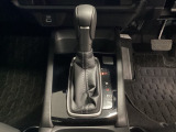 CVT車のセレクトレバーです。低速から高速まで、変速ショックのないスムーズな走りと、エンジン効率のよい領域を維持して燃費にも貢献します。