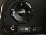 ステアリング左手側にオーディオ関連のコントロールスイッチを配置しています。操作時は視線を逸らすことなく運転に集中できます。