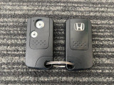 一度使ったら手放せなくなるスマートエントリーキーシステムです。 鞄やポケットの中に入れたままでもドアロック、解除、エンジン始動も出来ます。 重い荷物を持っていてもKEYを出す手間も無くとっても便利です