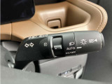車外の明るさに応じでライトを点灯、消灯してくれるオートライト機能です☆お天気の良い昼間のトンネル走行などオートにしてると便利で安心です☆エンジン停止時にライトの消し忘れも無くなります☆