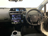 運転席周りのレイアウトをご覧ください。ナビゲーションが綺麗に装着されすっきり収まってますね!