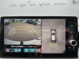 【マルチビューカメラ】複数のカメラ映像で車両周囲を確認可能。上方からの視点で死角を減らし、縦列駐車や狭い場所での運転も安心です。