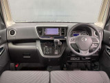 運転席周りになります。内装色はブラックです。