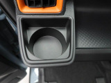 カップホルダーは運転席や助手席からちょうど手の届く位置です!!
