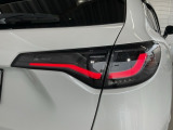 特徴的なデザインで後方からの確認しやすいLEDリアコンビネーションランプ