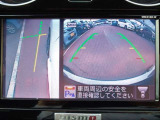 サイドブラインドモニターは、障害物などの確認を補助するシステムです。前進、右左折するときは直接目で周囲の安全を確認し、ゆっくりした速度で運転してください。また、左折時には内輪差に注意してください。