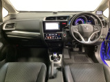 車内は光触媒抗菌消臭施工済です。インパネ周りはスタイリッシュなデザインです。グローブボックスやカップホルダーのほかにトレーなどたくさんの収納スペースが付いています。