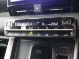 ☆オートエアコンです♪一度お好みの温度に設定すれば、車内の温度を検知し風量や温度を自動で調整してくれる優れもの!暑い&hellip;寒い&hellip;と何度もスイッチ操作をする必要はありませんね♪