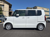 乗り降りのイメージが湧く左側面。ドア面の通りやスライド有無、小キズの出やすい部分も確認◎。