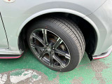 タイヤサイズは205/45R16です。