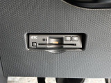 【ETC】有料道路を利用する際に料金所で停止することなく通過できる、ETC車載器(ノンストップ自動料金収受システム機器)が装備されています。セットアップを行うことで利用可能になります。