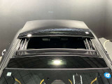 パノラミックルーフは、太陽の光を大きく取り入れあたかもオープンカーに乗っているような雰囲気をか持ち出します。非常に気持ちよく過ごせるオプションとなっております。