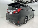 広々とした車内空間に優れた燃費性能。更にデザインも上質で人気のお車です!