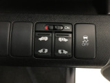 両側電動スライドドア。荷物で手が塞がる時でも簡単にドアの開閉が出来ます。何より力いらずで開閉OK。女性やお年寄りにも優しい。電動機能はOFFにもできますから元気なお子様の駆け出しも安心。