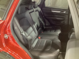後席もゆったりとくつろげるスペースを確保し、万が一の前面衝突時には後席乗員の下半身がシートから滑り落ちることを抑制する構造になってます。