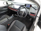 シンプルで使いやすいデザインの運転席です。