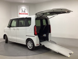 当車はスロープ付きの車いす仕様車です。緩やかなスロープをウインチで車いすを引っ張って乗り降りができます。福祉車両の総額表示価格は課税・非課税で変わります。詳細はスタッフにお問い合わせ下さい。