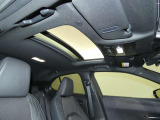 【ムーンルーフ】前席のチルト・スライド式ガラスルーフが装備されております為、開放感あふれる室内空間を演出いたします。頭上のスイッチでルーフの開閉を行えます。