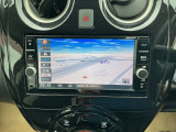 通信ユニット内蔵の日産純正メモリーナビ(MM317D-W)装備、スマホアプリと連動、音声対話検索などに対応した高機能ナビ。