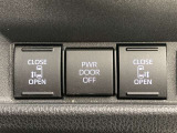 両側パワースライドドアです。両手が荷物でいっぱいの時、どちらからでもドアの開閉がラクラクです♪安全装置も付いているので、お子様の乗り降りも安心の便利機能です。
