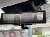【インテリジェントルームミラー】車両後方のカメラ映像がミラー(液晶画面)に写るので、後席の人や荷物が写りこみません。夜間や悪天候でも視界が良好です♪