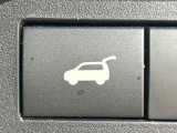 【パワーバックドア】スマートキーや運転席のボタンを押すだけでリアゲートが自動で開閉します!荷物を持っている時や、高い位置にあるバックドアを閉める際に便利な機能です♪