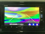 【バックカメラ】運転が苦手な方も車庫入れラクラクです!ギアをリバースに入れれば自動的に切り換わりますので、面倒な操作は不要です♪狭い駐車場もお車を傷つけず安心ですね!