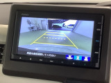 リバースギアに入れるだけで後方の表示へ切り替わります。夜間や雨の日の駐車も楽になりますよ。